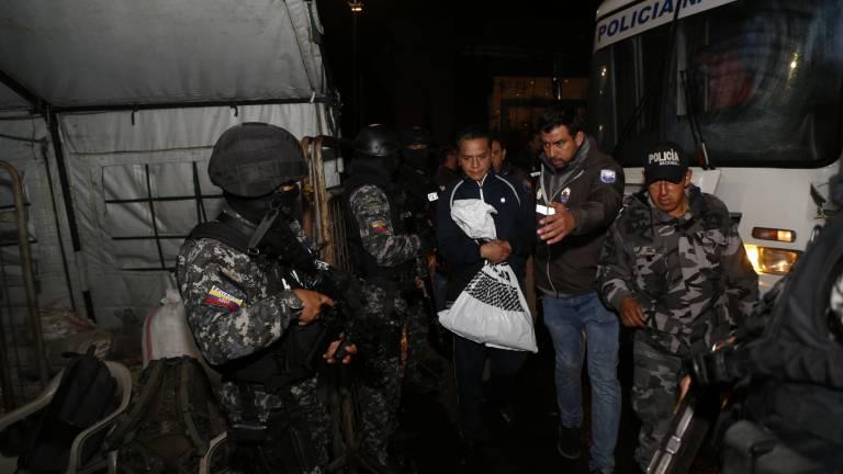 $!Fotografía en la que se observa al presidente del Consejo de la Judicatura, Wilman Terán, entrar a la Cárcel 4 de Quito.