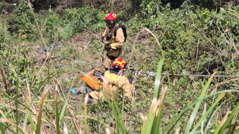 Dos personas mueren tras caer un automóvil a un abismo en la vía Cuenca-Molleturo
