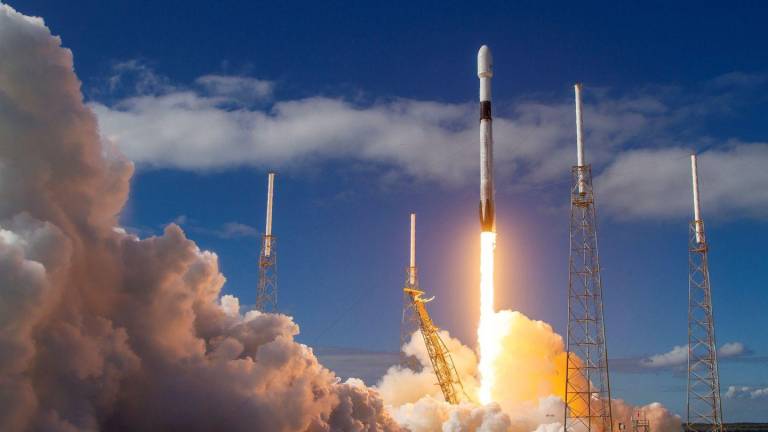 Elon Musk pierde casi el 80% de los satélites espaciales que acabó de lanzar debido a una tormenta geomagnética