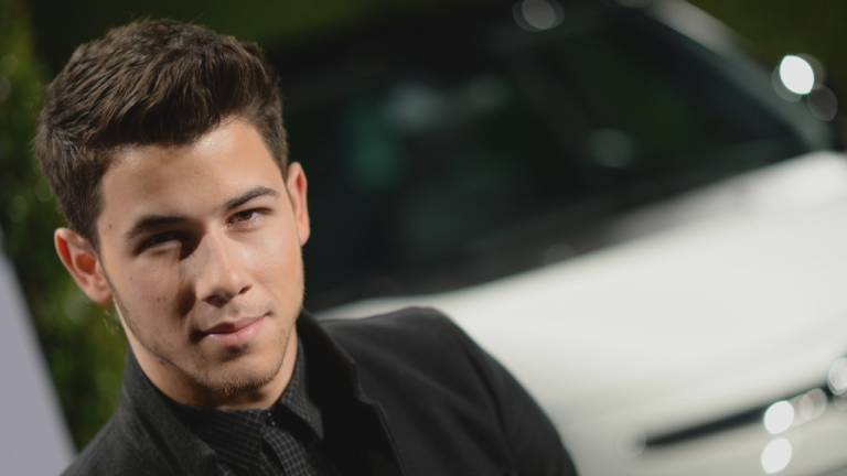 Nick Jonas recuerda su primer beso con Miley Cyrus.