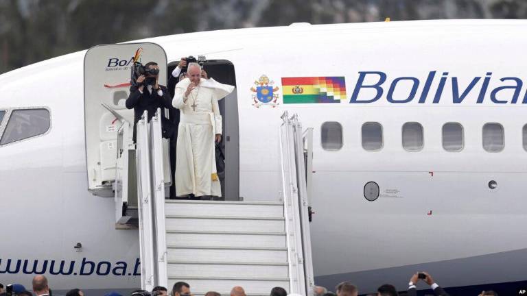 $!El papa Francisco arribando a Bolivia en 2015. El avión en el que voló, se salvó de una tragedia esta semana.