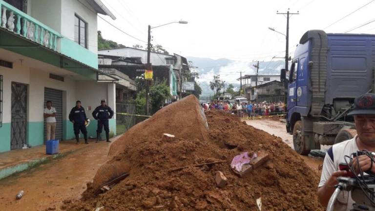 Deslizamiento cubre 2 viviendas y deja 5 fallecidos en Bucay