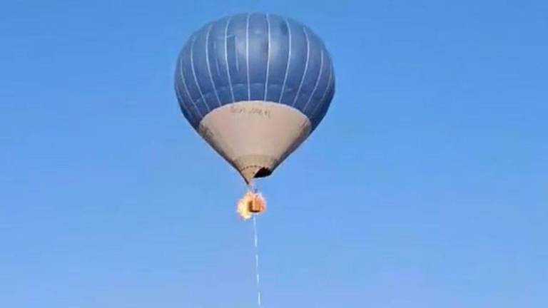 VIDEO: Un globo aerostático con pasajeros se incendia en medio de un vuelo turístico; dos personas fallecieron