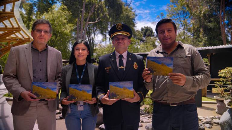 $!En la foto de izquierda a derecha: Bert De Bièvre, Secretario Técnico del FONAG; Viviana Muñoz, Gerente de Ambiente de EPMAPS-agua de Quito; Comandante Washintong Arce, Bomberos Quito y Diego Mora, Director de Patrimonio Natural de la Secretaría de Ambiente.