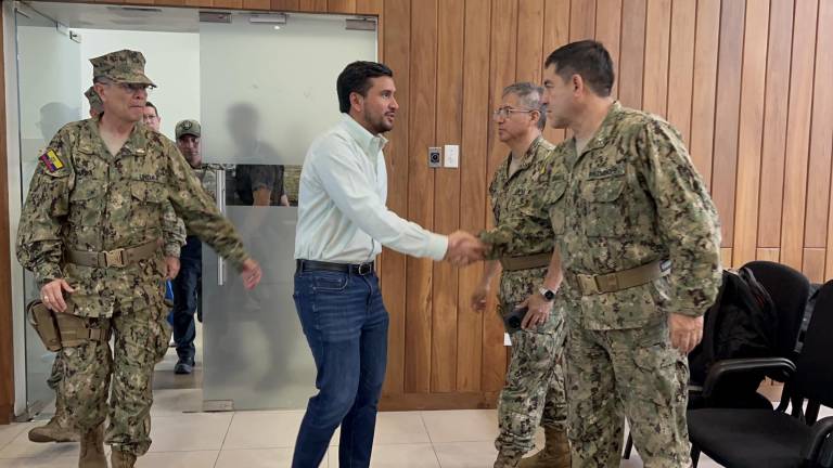 $!Ministro Zambrano durante visita a hospitales en Guayaquil.