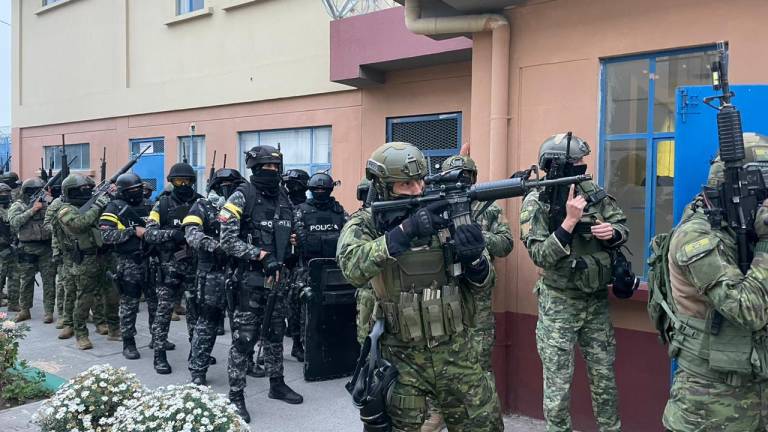 $!Más de 1.800 militares y policías ingresan a los pabellones de la cárcel de Cotopaxi