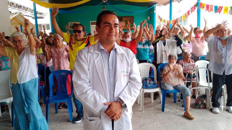 $!Albeiro en la actualidad junto a un grupo de ancianos que su fundación protege.