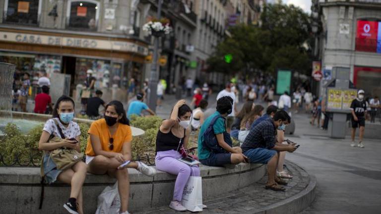 España endurece restricciones para contener la segunda ola de contagios