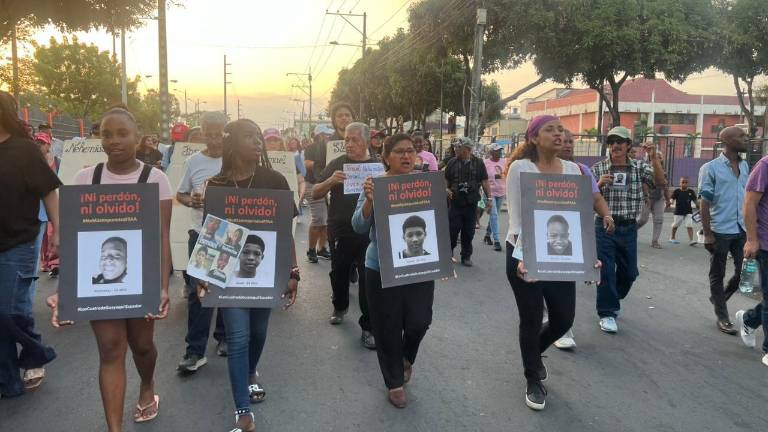 Familias de Las Malvinas lideraron marcha en Guayaquil: 'Necesitamos saber la verdad'