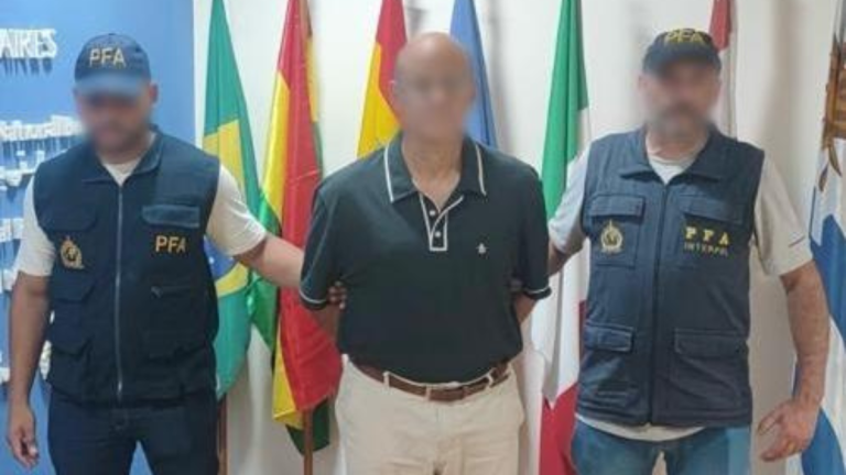 $!Su detención en Argentina se llevó a cabo cuando transitaba por la calle Gurruchaga, y la Interpol argentina colaboró con la ecuatoriana en la coordinación de las operaciones.