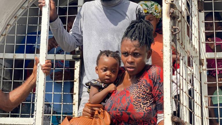 $!Incluso mujeres embarazadas y con niños en brazos son sujetas al trato referido de autoridades migratorias de República Dominicana.