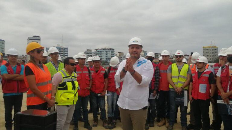 $!Agustín Intriago protagonizó una cruzada municipal que se difundió en redes sociales bajo el hashtag #UnaObraPorDía y que terminó el 2 de enero, un día antes de que arranque la campaña electoral. Recorrió decenas de sectores de Manta, entregando obras. Foto Código Vidrio.