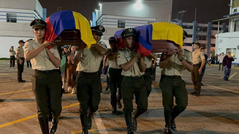 $!Algunos de los oficiales que cargaron el ataúd de sus dos compañeros en sus hombros lloraron mientras se dirigían a la capilla, seguidos de cerca por familiares y amigos de los fallecidos.