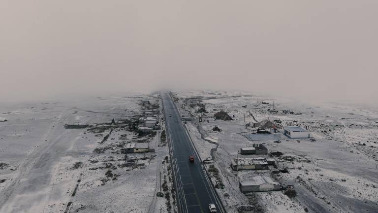 $!Gran cantidad de nieve en la vía E491 Ambato-Guaranda.