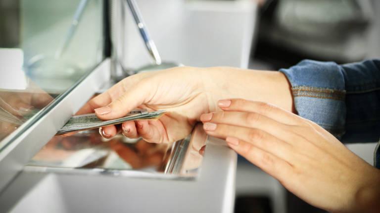 ¿Cuáles son los horarios de atención de los bancos durante el feriado de noviembre?