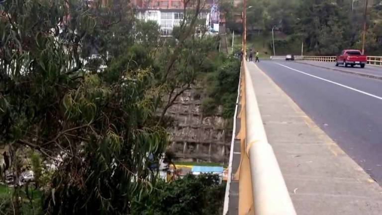 Hombre de 27 años se lanza desde puente en Quito