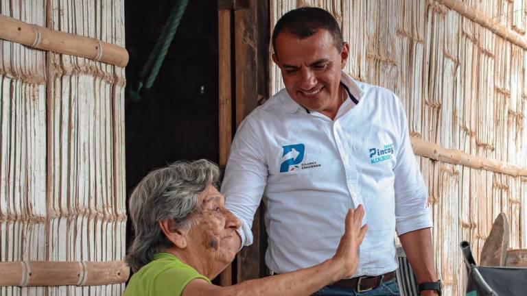 $!El candidato Javier Pincay junto a una ciudadana de Manabí. (Cuenta de Facebook de Javier Pincay)