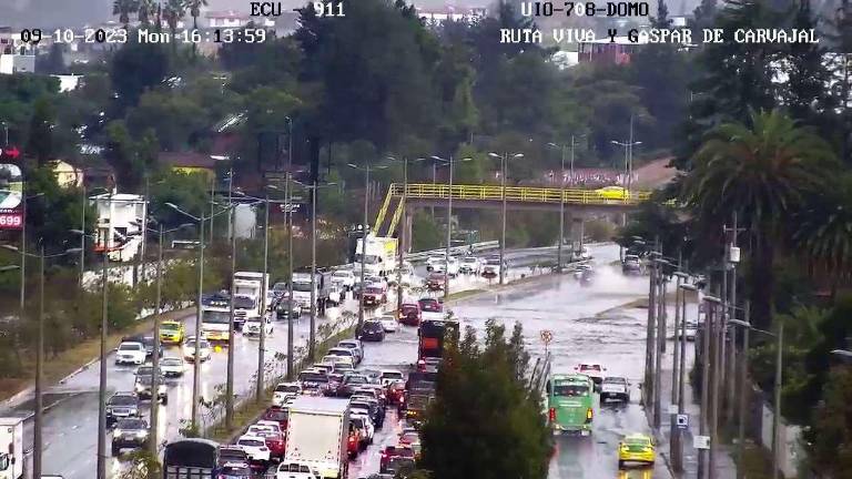 En la Ruta Viva se registra acumulación de agua y congestión vehicular.