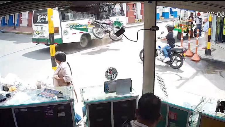 Insólito accidente en Colombia: motociclista chocó contra un bus y terminó dentro del vehículo