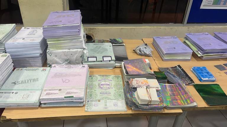 Miles de documentos y sellos de agencias de tránsito son hallados en vivienda allanada en Durán