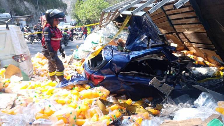Tráiler se volcó en avenida de Quito y las personas se robaron las botellas de jugo que transportaba