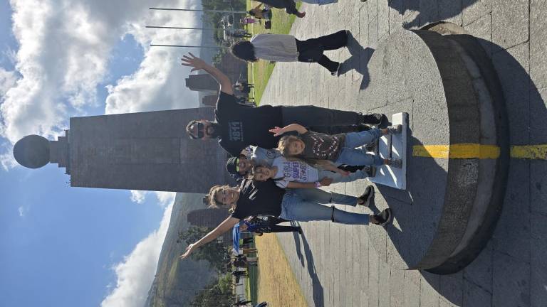 $!Gerardo, Flor y sus tres hijos estuvieron en la Mital del Mundo ¡Un encanto de país!”, sentenció Gerardo.