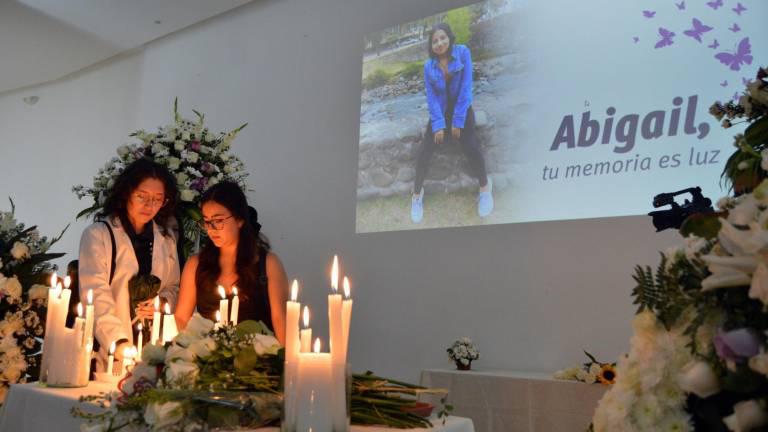 $!En el Aula Magna Mario Vintimilla de la Universidad de Cuenca se instalo la capilla ardiente en memoria de Abigail Supliguicha Carchi, cuyo cuerpo sin vida fue encontrado en la tarde de ayer en Azogues.
