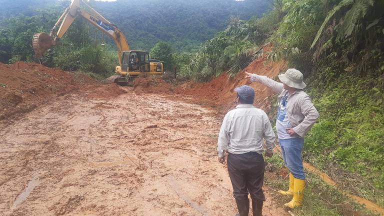 $!Torrencial lluvia provocó cierre de vías e incluso un vehículo quedó atrapado en El Oro