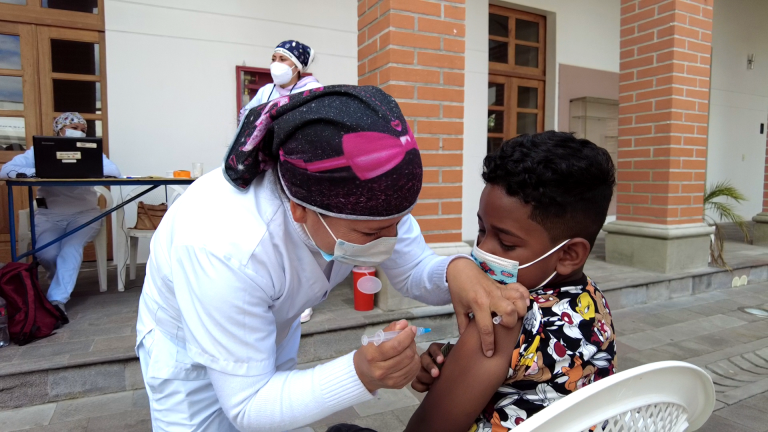 Tosferina en Ecuador: contagios repuntan hasta 874 casos en lo que va del año, con brotes en escuelas y alerta en Chimborazo