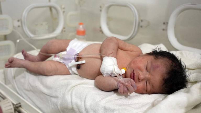 Un milagro después de la tragedia: bebé recién nacida fue rescatada entre los escombros tras el terremoto en Siria