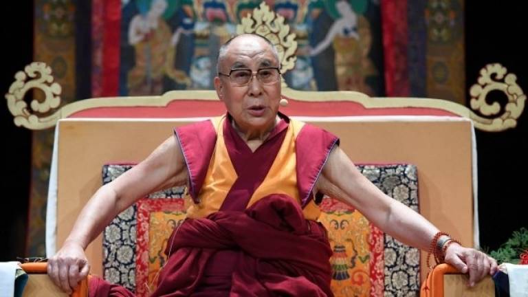 Dalai Lama dice que una mujer podría sucederlo, solo si es “atractiva”