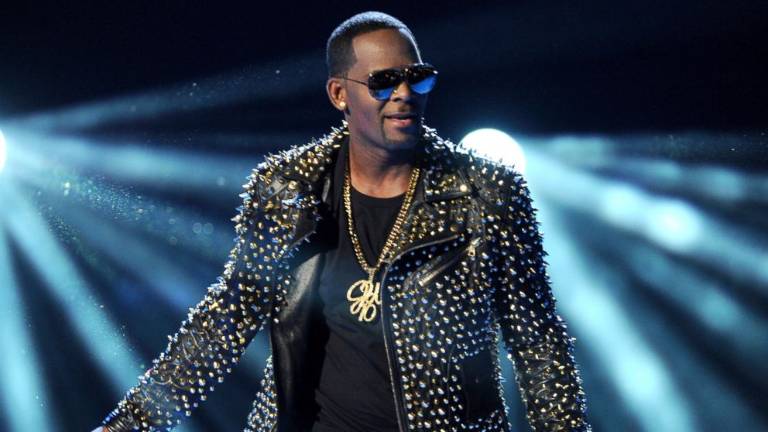 Cantante R. Kelly es arrestado con cargos de pornografía infantil