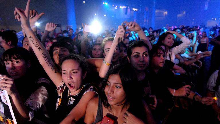 Miles de adolescentes asisten al cierre de fiesta de Youtubers en Argentina