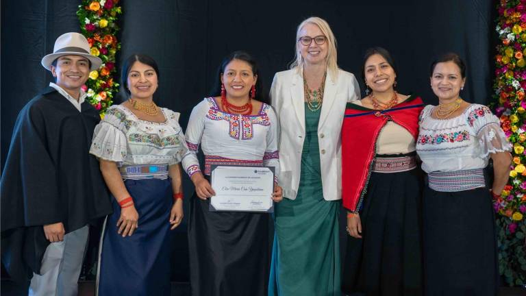 $!La becaria Elsa María Caín, junto a exbecarios y la directora de Fulbright Ecuador, Sandra Gross.