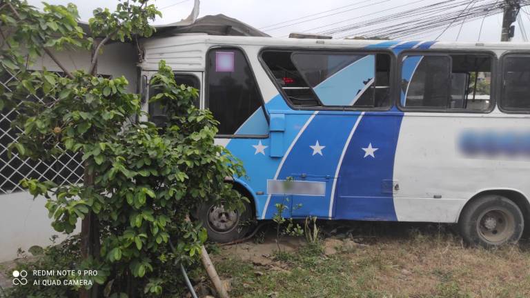 Bus choca contra una vivienda al norte de Guayaquil: hay cinco heridos por el accidente de tránsito