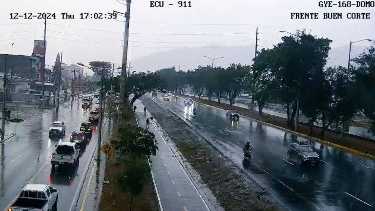 Intensa lluvia en el norte de Guayaquil sorprendió a los ciudadanos