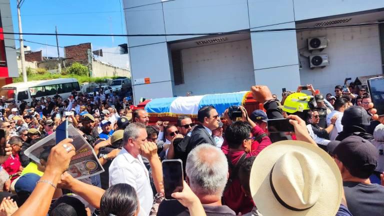 $!Cientos de ciudadanos despidieron al alcalde de Manta, Agustín Intriago.