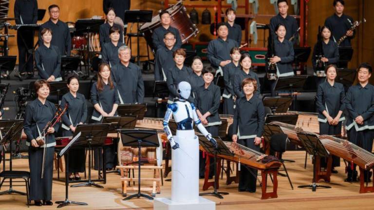 Insólito: androide 'EveR 6' debutó como director de orquesta en un concierto en Corea del Sur