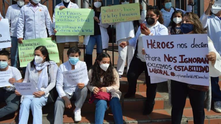 $!Médicos de Azuay exigieron al Ministerio de Salud estabilidad laboral el pasado 5 de julio.