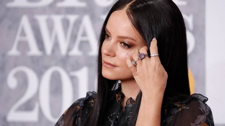 Lily Allen dice que Warner Music no actuó frente a su denuncia de abuso sexual