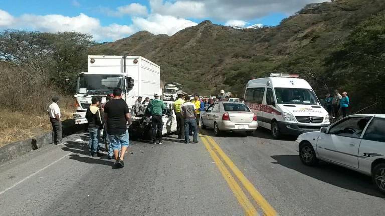 Dos muertos en accidente de tránsito en vía Loja-Catamayo