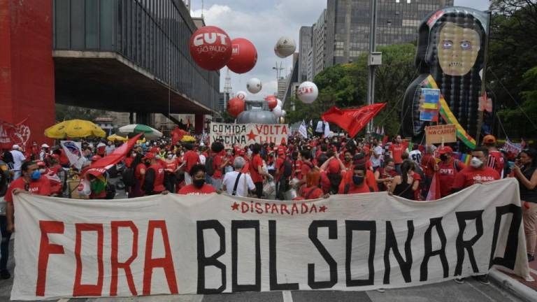 $!Las protestas en Río de Janeiro, Salvador, Sao Paulo y Brasilia, además de un centenar de ciudades, fueron convocadas por la Campaña Nacional ¡Fuera Bolsonaro.