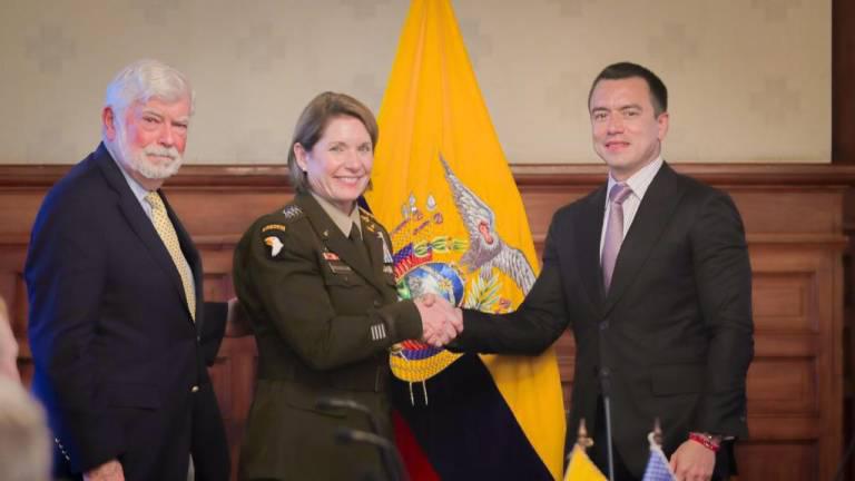 $!En la fotografía aparecen la comandante del Comando Sur de los Estados Unidos, Laura Richardson (C), y el asesor presidencial de EE.UU. para las Américas, Christopher Dodd (I), y el presidente de Ecuador, Daniel Noboa (D) saludándose en el Palacio de Carondelet.