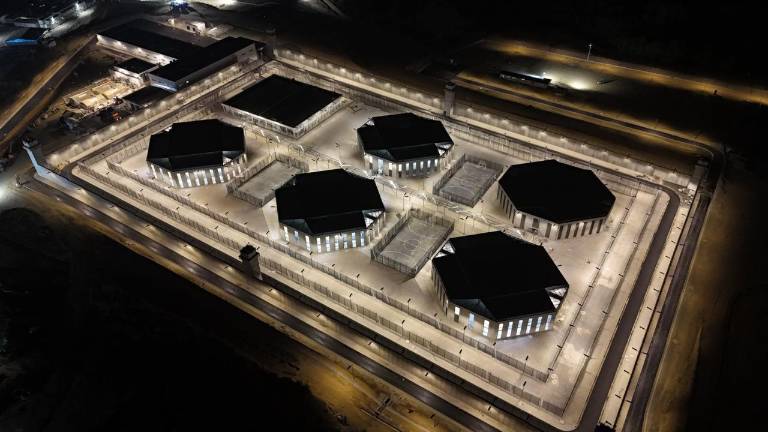 Ministro del Interior, John Reimberg, exhibe imagen de la cárcel El Encuentro: ‘Foto mata cuento’