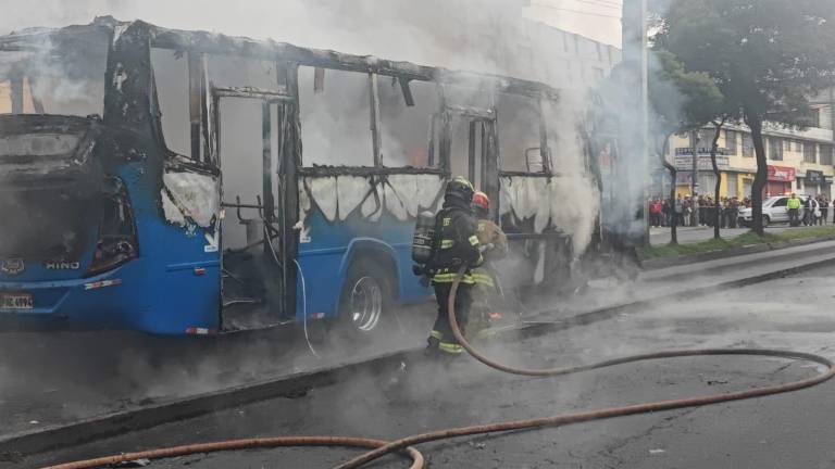 Quito: siniestro en la av. Mariscal Sucre deja bus incendiado, dos fallecidos y cierre total de la vía
