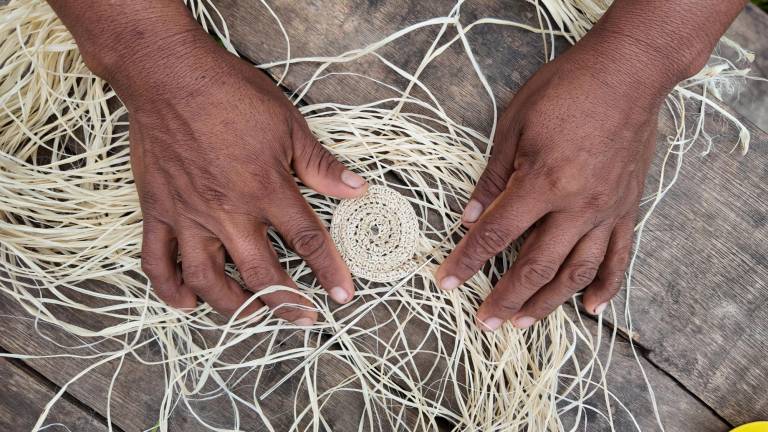 $!Indígenas amazónicas crean artesanías con productos orgánicos.