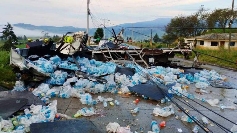 Personal del Cuerpo de Bomberos de Biblián reportó de manera preliminar que en el accidente de tránsito ocurrido en Cañar fallecieron dos personas.