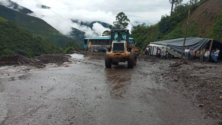 Cuatro personas fallecieron en un derrumbe en la vía Riobamba-Pallatanga-Guayaquil