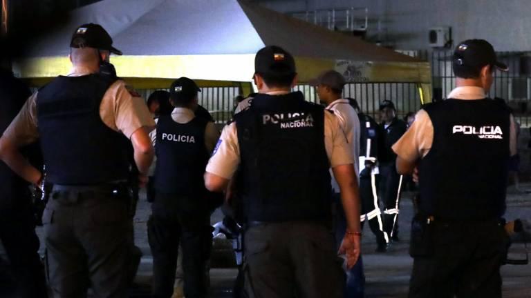 $!El ambiente de zozobra en Durán también se alimentó tras el secuestro de la exalcaldesa Mariana Mendieta, aunque ya fue liberada. En la fotografía aparecen elementos policiales acudiendo al exterior de un centro comercial de la ciudad en donde fueron asesinadas varias personas.