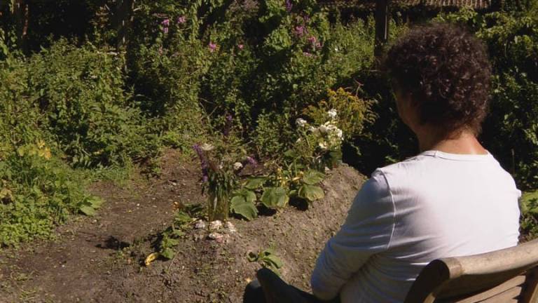 Holanda deja que un viudo entierre a su esposa en el jardín, por segunda vez
